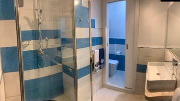 Shower, bidet, towels, toilet paper