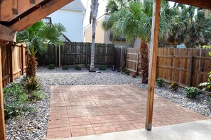 Property grounds - Bohemian Beach Bungalow walking distance to the beach. (South Padre Island)
