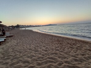 Beach nearby, sun loungers, beach towels