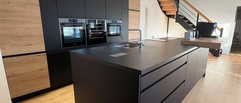 Réfrigérateur, micro-ondes, four, plaque de cuisson