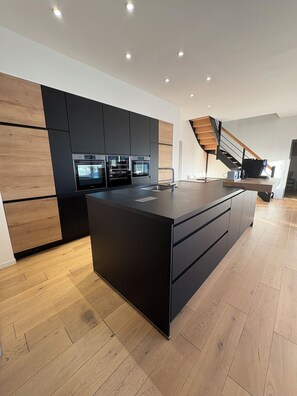 Fridge, microwave, oven, stovetop - MAGNIFICENT VILLA WITH POOL (Gujan-Mestras)