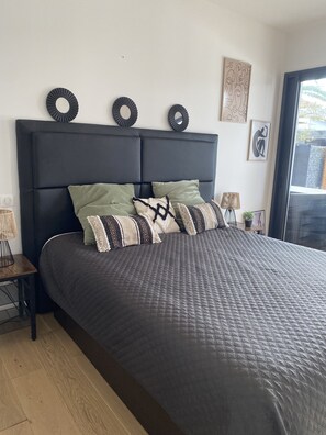 6 間睡房、書桌、熨斗/熨衫板、可攜式嬰兒床