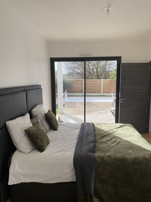 6 間睡房、書桌、熨斗/熨衫板、可攜式嬰兒床