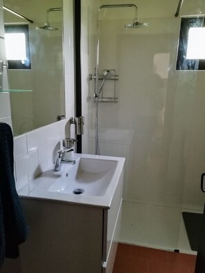 Dusche, Handtücher, Toilettenpapier