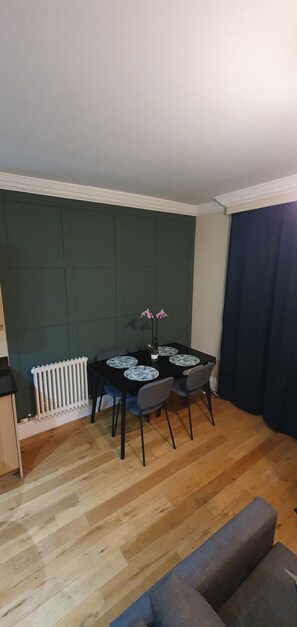 Dining - Luxury, Spacious 2 Bed Apartment with FREE AMPLE OFF ROAD PARKING! (Sunderland)