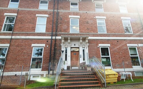 Luxury, Spacious 2 Bed Apartment with FREE AMPLE OFF ROAD PARKING!