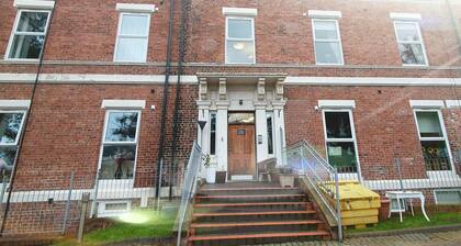 Luxury, Spacious 2 Bed Apartment with FREE AMPLE OFF ROAD PARKING!