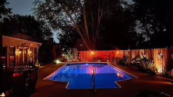 Alberca al aire libre y alberca climatizada