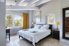 5 dormitoris, escriptori, wifi gratuïta i roba de llit 