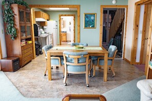 Dining - John & Jeans Yellowstone Paradise Valley Mountaintop Escape, Open in Winter too! (Emigrant)