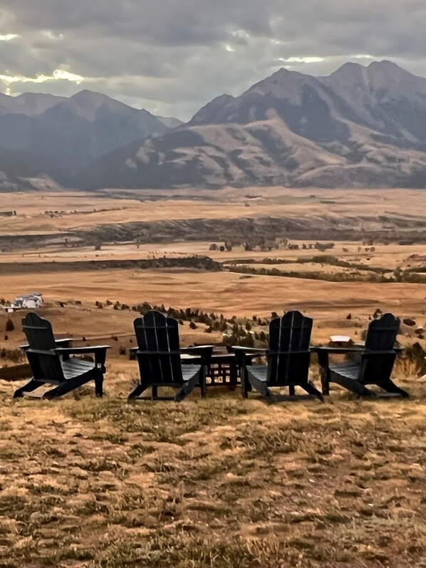 Property grounds - John & Jeans Yellowstone Paradise Valley Mountaintop Escape, Open in Winter too! (Emigrant)