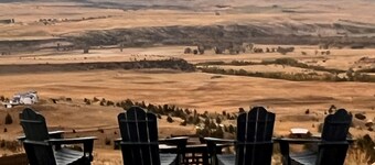 John & Jeans Yellowstone Paradise Valley Mountaintop Escape, Open in Winter too!