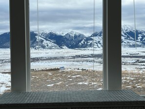 Interior - John & Jeans Yellowstone Paradise Valley Mountaintop Escape, Open in Winter too! (Emigrant)
