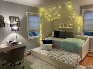 2 bedrooms, desk, iron/ironing board, WiFi