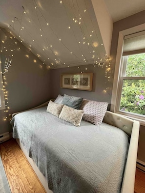 2 bedrooms, desk, iron/ironing board, WiFi - Chatham Luxury! WALK to beach (North Chatham)