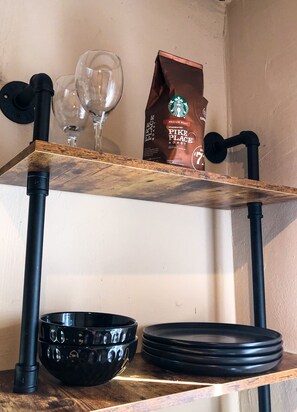 Kühlschrank, Herdplatte, Wasserkocher mit Kaffee-/Teezubehör