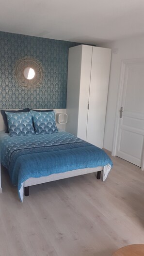 1 habitación, tabla de planchar con plancha, wifi gratis y ropa de cama