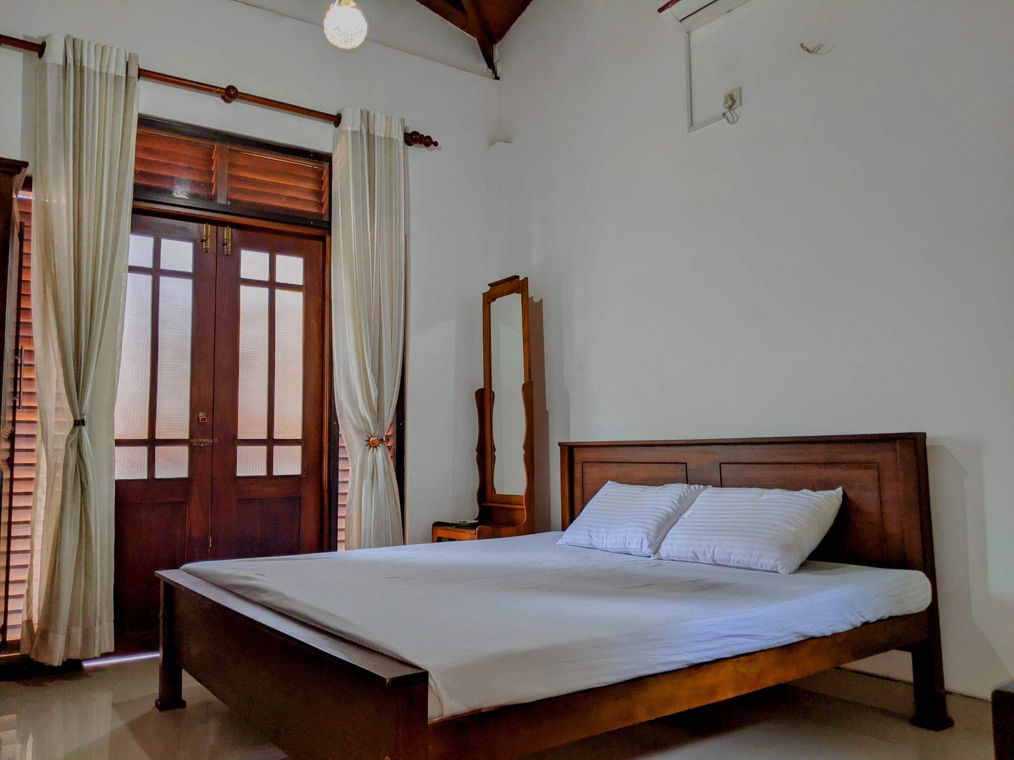 1 habitación, escritorio, tabla de planchar con plancha y wifi gratis 