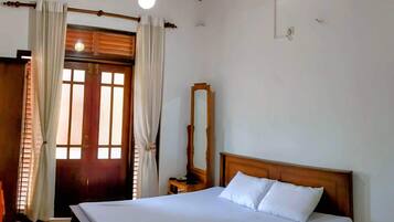 1 quarto, escrivaninha, ferros/tábuas de passar roupa, Wi-Fi de cortesia