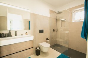 Douche, sèche-cheveux, serviettes fournies, savon