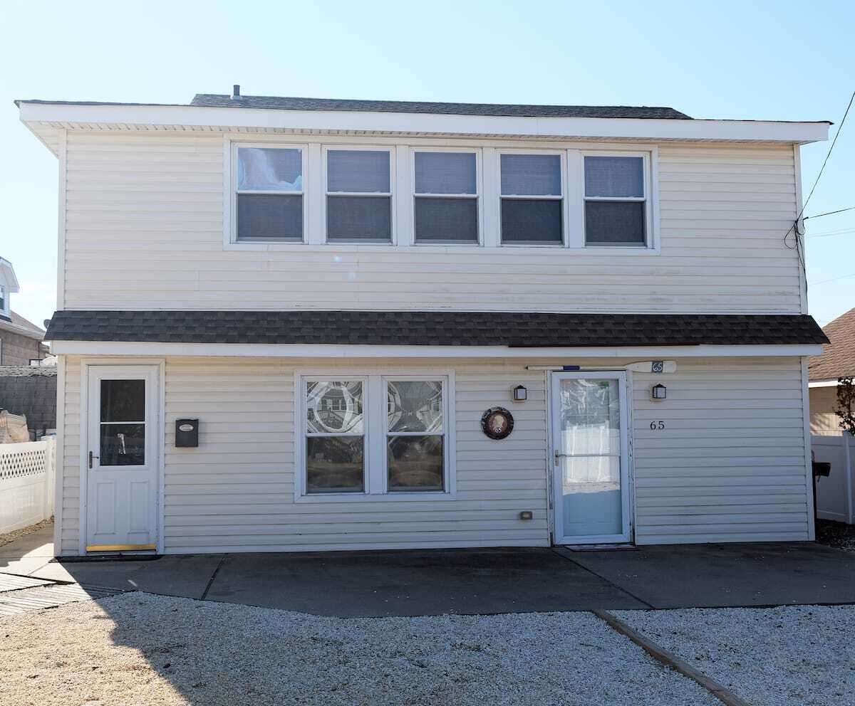 Cheerful 4-bedroom shore house ONE BLOCK from the beach!