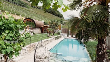 Alberca al aire libre por temporada y sombrillas en la alberca