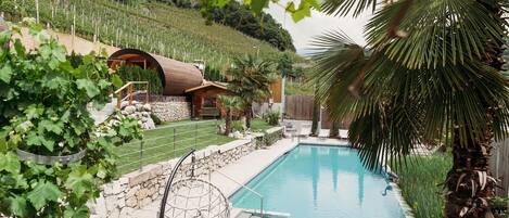 Alberca al aire libre por temporada y sombrillas en la alberca