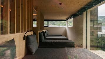 Sauna, hot tub
