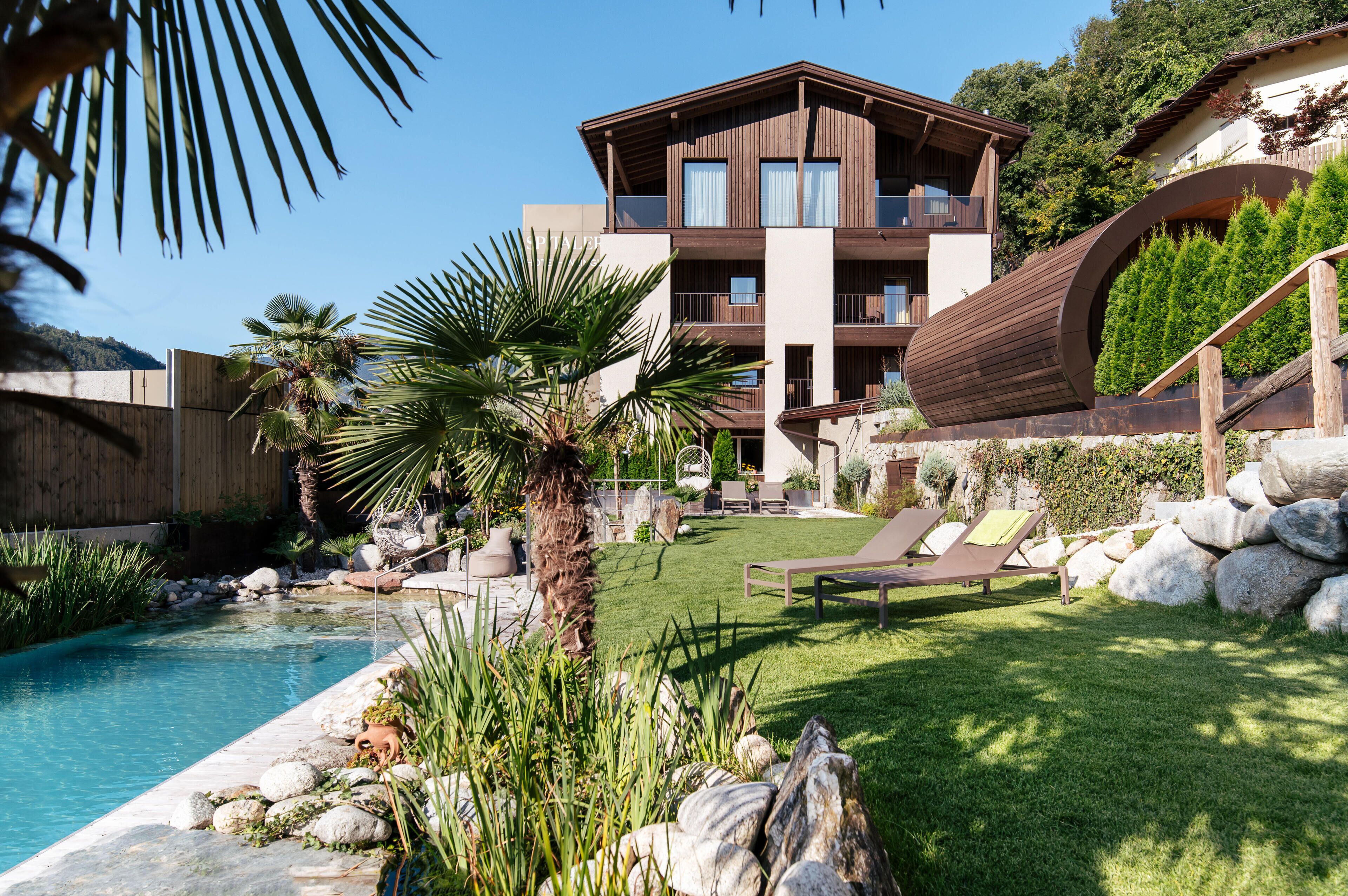 Kauden mukainen ulkouima-allas avoinna 7.00–20.00, aurinkovarjoja