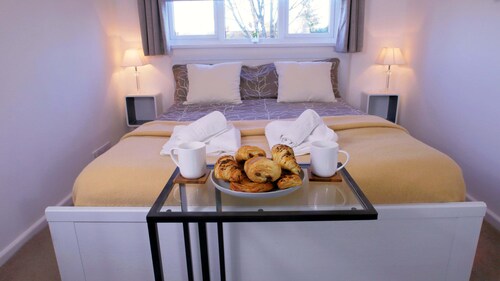 FREE parking, Central Location,1 Bedroom Apartment near Tattersalls