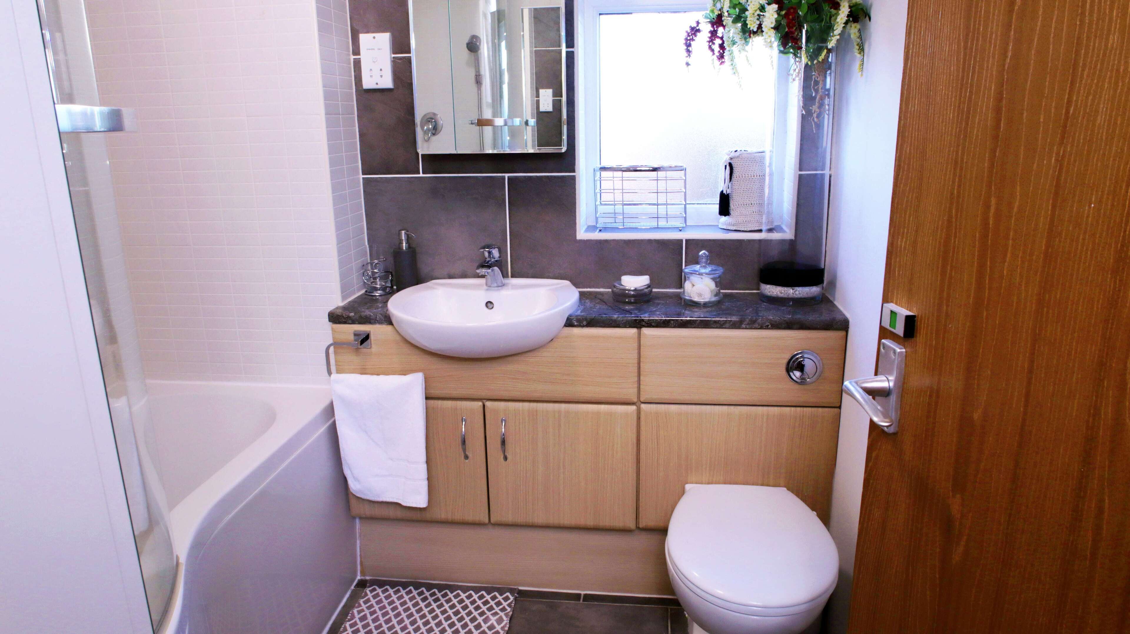 Duschwanne, Haartrockner, Handtücher, Seife