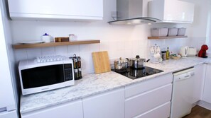 Refrigerador, microondas, horno, placa de cocina