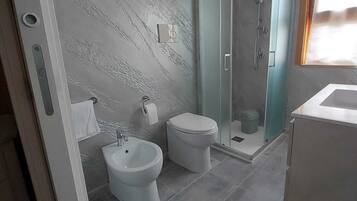 Douche, sĂšche-cheveux, bidet, serviettes fournies