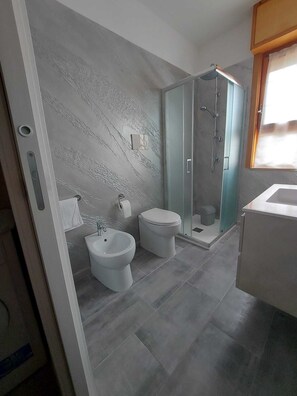 Dutxa, assecador de cabells, bidet i tovalloles 