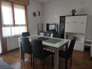Dining - Apartment "The Tower" 2 rooms, 1 min walk to the beach! (Bosa)