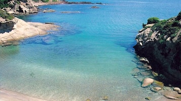 Una spiaggia nelle vicinanze