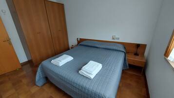 2 soverom, strykejern/-brett og sengetøy