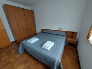 2 bedrooms, iron/ironing board, bed sheets - Apartment "The Tower" 2 rooms, 1 min walk to the beach! (Bosa)
