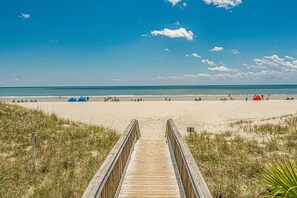 On the beach, sun loungers - 3BR 2BA Villa in gated Kingston Resort - short walk to the beach! Sleeps 8! (Myrtle Beach)