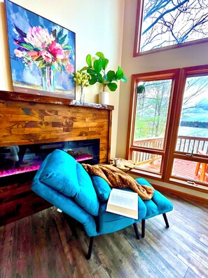 Smart-TV, Kamin, Videospiele, Bücher