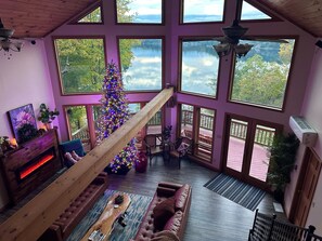 Una Smart TV, una chimenea, videojuegos, libros