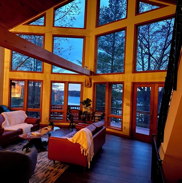 Una Smart TV, una chimenea, videojuegos, libros