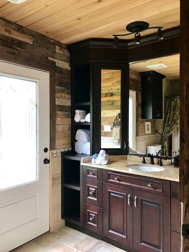 Unique Rustic Charm Cottage Great Location close to Lake