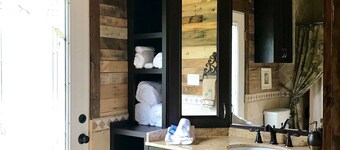 Unique Rustic Charm Cottage Great Location close to Lake