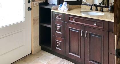 Unique Rustic Charm Cottage Great Location close to Lake