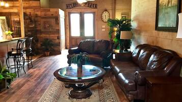 Smart-TV, Kamin, Bücher, Stereoanlage