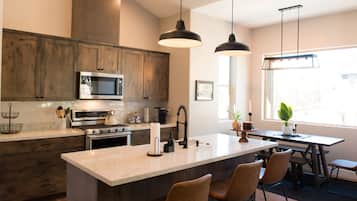 Réfrigérateur, four à micro-ondes, un four, surface de cuisson