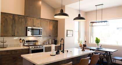 Custom 4bd Mountain & Golf Retreat, Sleeps 8,
A/C, Close to All Key Attractions