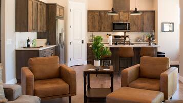 Réfrigérateur, four à micro-ondes, un four, surface de cuisson