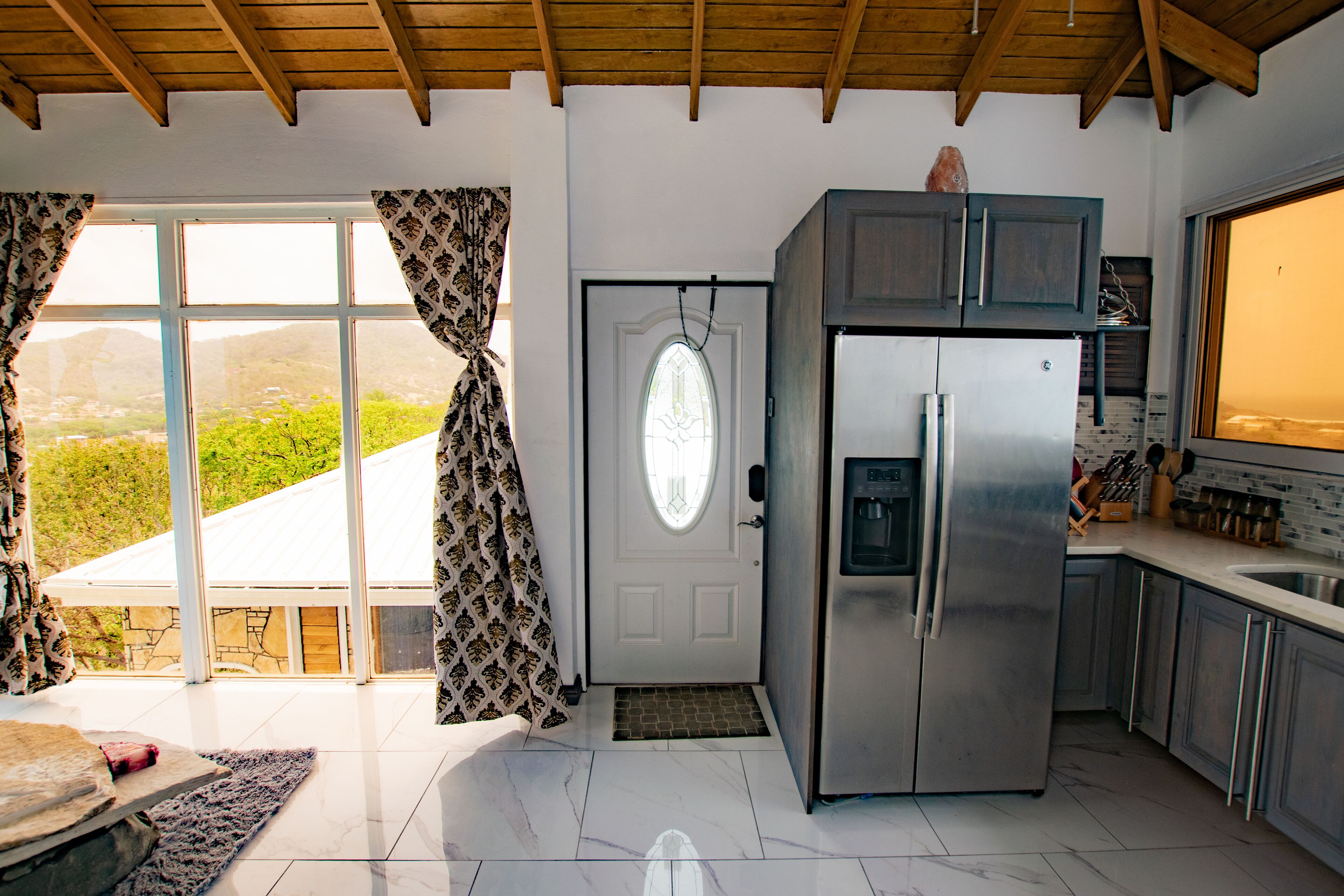 Geladeira, cooktop, cafeteira/chaleira, chaleira elétrica